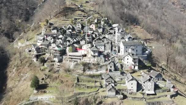 Byn Corippo på Verzasca dalen i Schweiz — Stockvideo