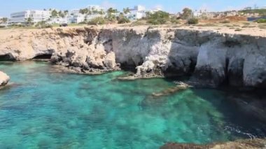 Kıbrıs 'ta Ayia Napa yakınlarındaki sevgili köprüsünde insansız hava aracı görüntüsü