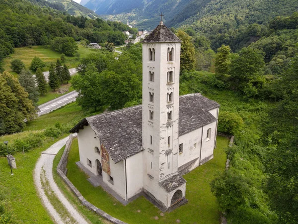 Sviçre Alplerindeki Mesocco Kilisesinin Insansız Hava Aracı Görüntüsü — Stok fotoğraf
