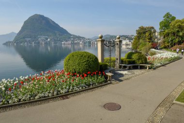 Lugano, İsviçre - 25 Nisan 2021: İsviçre 'nin İtalya bölgesindeki Lugano' da botanik bahçesi ve göl