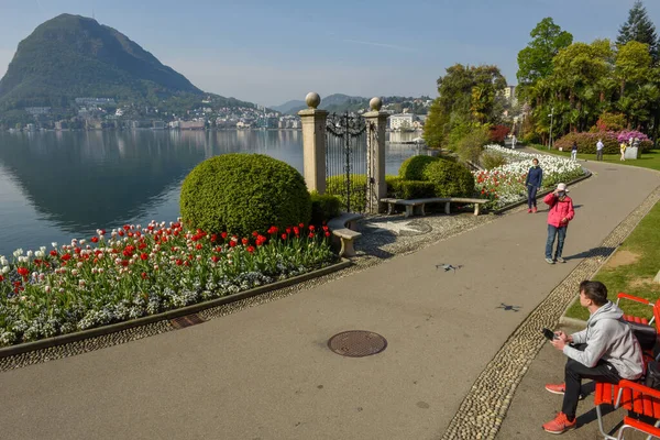 Lugano Schweiz April 2021 Teenager Fliegt Drohne Botanischen Garten Von — Stockfoto