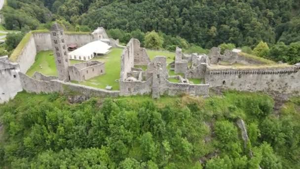 Drohnenblick Auf Der Burg Mesocco Den Schweizer Alpen — Stockvideo