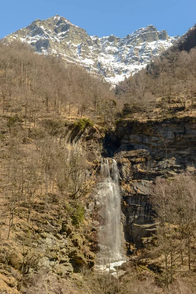 Krajobraz Wodospadem Dolinie Maggii Alpach Szwajcarskich — Zdjęcie stockowe