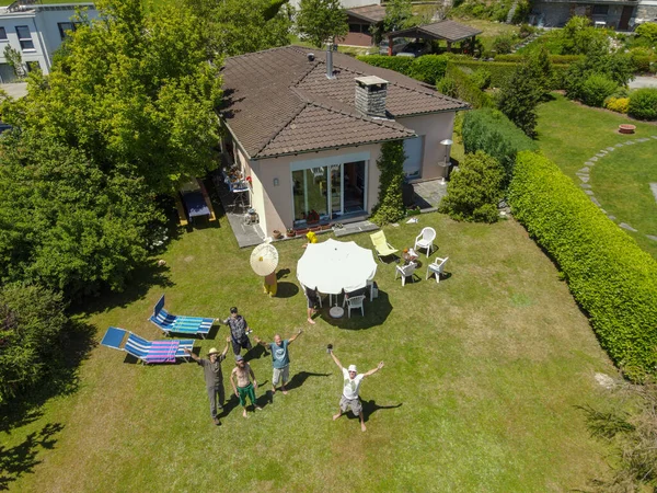 2021年6月13日スイス アロシオ イタリア スイスのアロシオの庭にポーズをとる人々 — ストック写真