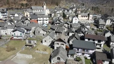 İsviçre Alplerindeki Verzasca Vadisi 'ndeki Brione köyünün insansız hava aracı görüntüsü.