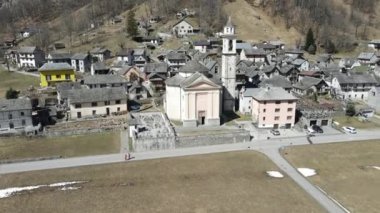 İsviçre Alplerindeki Verzasca Vadisi 'ndeki Sonogno köyünde insansız hava aracı görüntüsü
