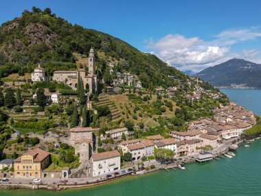 İsviçre 'nin italyan kesimindeki Lugano Gölü' ndeki Morcote köyünün insansız hava aracı görüntüsü.