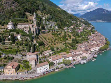 İsviçre 'nin italyan kesimindeki Lugano Gölü' ndeki Morcote köyünün insansız hava aracı görüntüsü.