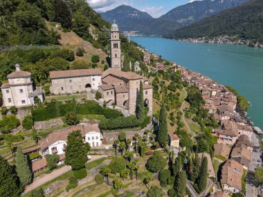 İsviçre 'nin italyan kesimindeki Lugano Gölü' ndeki Morcote köyünün insansız hava aracı görüntüsü.