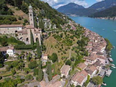 İsviçre 'nin italyan kesimindeki Lugano Gölü' ndeki Morcote köyünün insansız hava aracı görüntüsü.