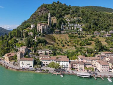 İsviçre 'nin italyan kesimindeki Lugano Gölü' ndeki Morcote köyünün insansız hava aracı görüntüsü.