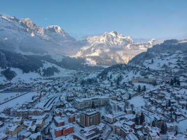 İsviçre Alplerindeki Engelberg köyünde kış manzarası