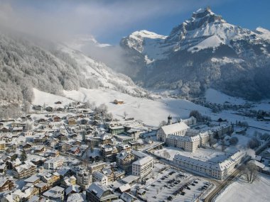 İsviçre Alplerindeki Engelberg köyünde kış manzarası