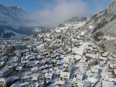 İsviçre Alplerindeki Engelberg köyünde kış manzarası