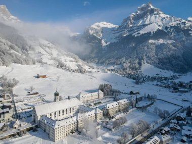İsviçre Alplerindeki Engelberg Manastırı 'nda kış manzarası