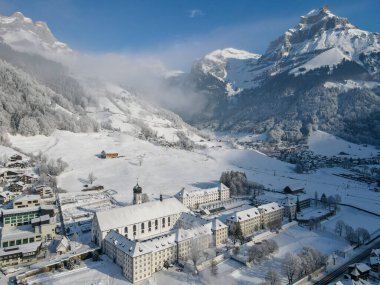 İsviçre Alplerindeki Engelberg Manastırı 'nda kış manzarası