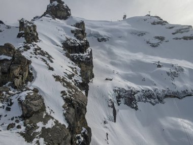 İsviçre Alpleri 'nde Titlis' e tırmanmak için tramvayda kış manzarası
