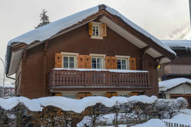 İsviçre Alplerinde Engelberg 'in evinde kış manzarası