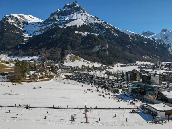 Pessoas Esquiando Engelberg Nos Alpes Suíços — Fotografia de Stock