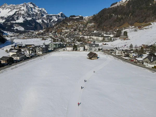 Люди Энгельберге Катаются Лыжах Швейцарским Альпам — стоковое фото