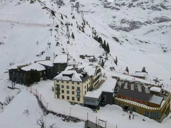 瑞士阿尔卑斯山Engelberg上空的Truebsee缆车站冬季景观 — 图库照片