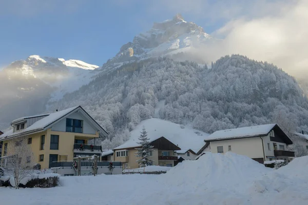 瑞士阿尔卑斯山上Engelberg村冬季景观 — 图库照片