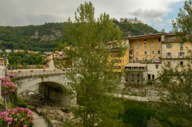 Varallo, İtalya - 5 Eylül 2021: Piedmont, İtalya 'da Varallo Sesia köyü ve kutsal dağ sığınağı