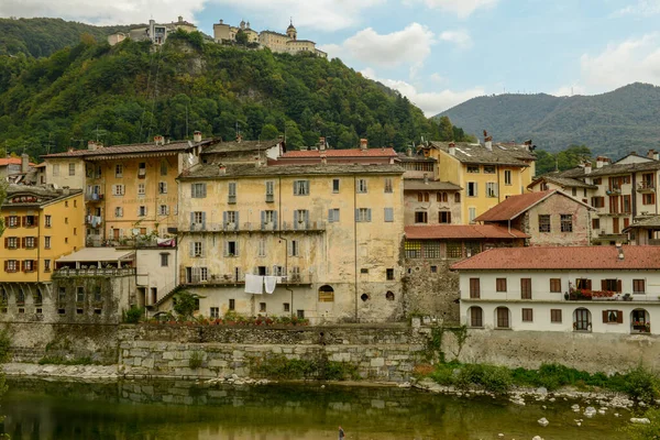 ヴァラロ イタリア 9月2021 イタリアのピエモンテ州を背景にヴァラロセシア村と神聖な山の聖域 — ストック写真