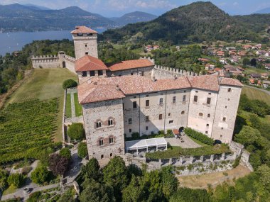 İtalya 'daki Maggiore Gölü üzerindeki Angera' daki Rocca Borromea Kalesi.