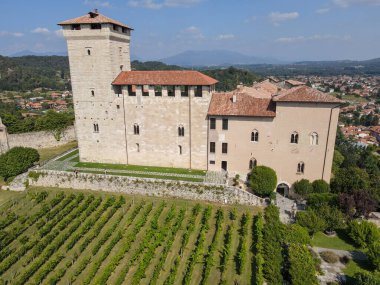 İtalya 'daki Maggiore Gölü üzerindeki Angera' daki Rocca Borromea Kalesi.