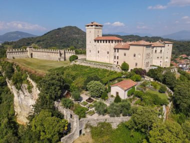 İtalya 'daki Maggiore Gölü üzerindeki Angera' daki Rocca Borromea Kalesi.