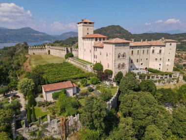 İtalya 'daki Maggiore Gölü üzerindeki Angera' daki Rocca Borromea Kalesi.