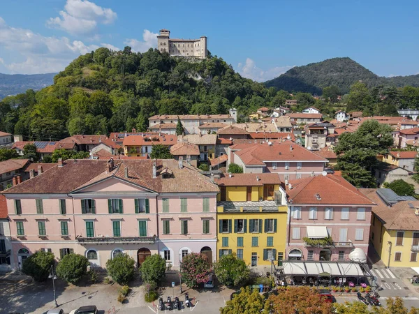 Byn Angera Och Slottet Rocca Borromea Vid Sjön Maggiore Italien — Stockfoto