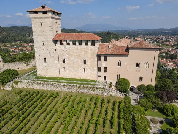 İtalya 'daki Maggiore Gölü üzerindeki Angera' daki Rocca Borromea Kalesi.