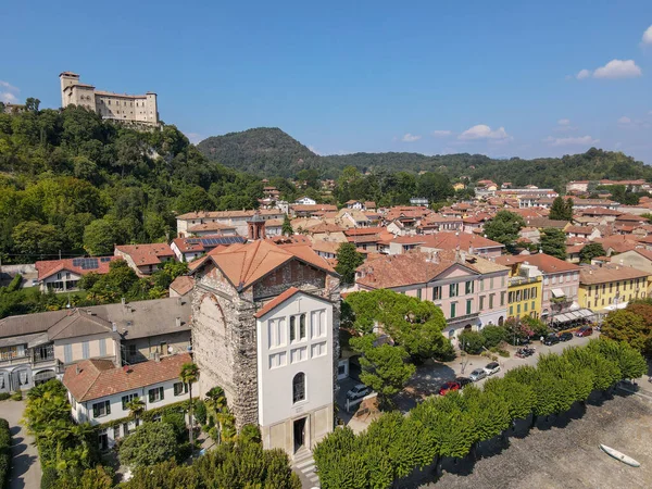 Byn Angera Och Slottet Rocca Borromea Vid Sjön Maggiore Italien — Stockfoto