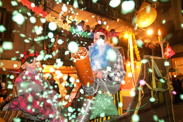 Pessoas atirando confete durante a celebração do Carnaval no E — Fotografia de Stock