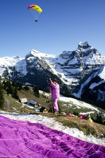 Paraglider who is preparing for flight above Engelberg — Stock Photo, Image