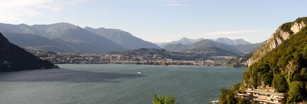 Lugano a jezero v italské části Švýcarska — Stock fotografie