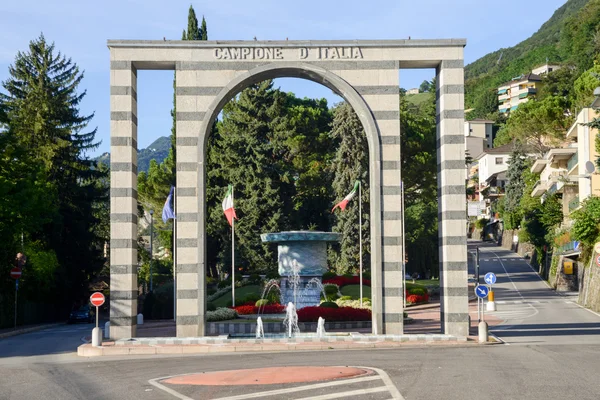 De boog van de ingang van campione d'italia op meer van lugano — Stockfoto