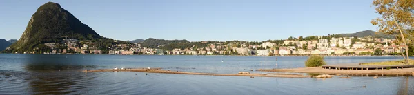 在海湾上瑞士卢加诺湖 — 图库照片