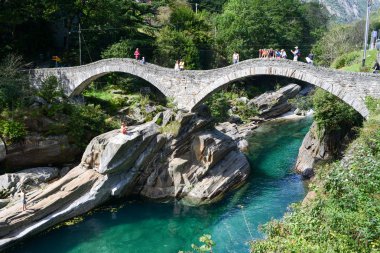 lavertezzo adlı ünlü Roma köprüsü üzerinde switz gelen turist