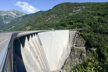 İsviçre Alpleri üzerinde verzasca Barajı