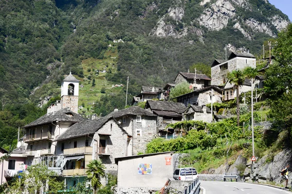 A aldeia rural de San Bartolomeo no vale de Verzasca — Fotografia de Stock