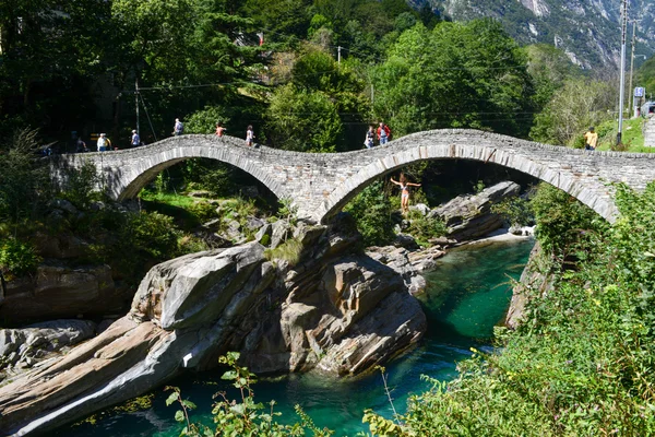 Turister som besöker den berömda romerska bron vid lavertezzo på switz — Stockfoto