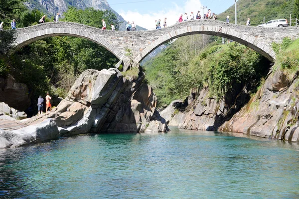 Toeristen een bezoek aan de beroemde Romeinse brug bij lavertezzo op switz — Stockfoto