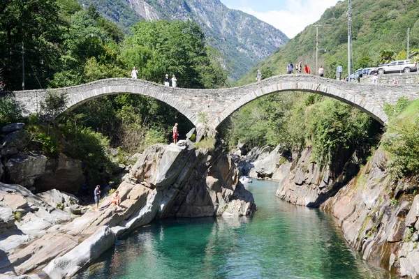 Toeristen een bezoek aan de beroemde Romeinse brug bij lavertezzo op switz — Stockfoto