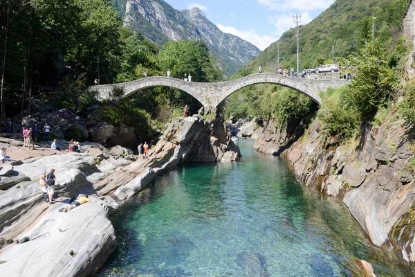 Toeristen een bezoek aan de beroemde Romeinse brug bij lavertezzo op switz — Stockfoto