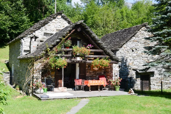 The rural village near Lavertezzo on Verzasca valley — Stock Photo, Image