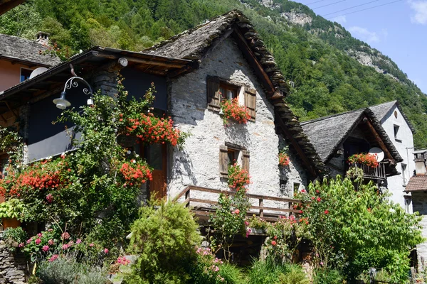 Venkovské vesnička sonogno na údolí verzasca — Stock fotografie