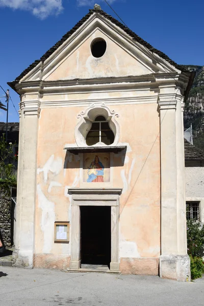 Chiesa del paese di Corippo sulla valle di Verzasca — Foto Stock
